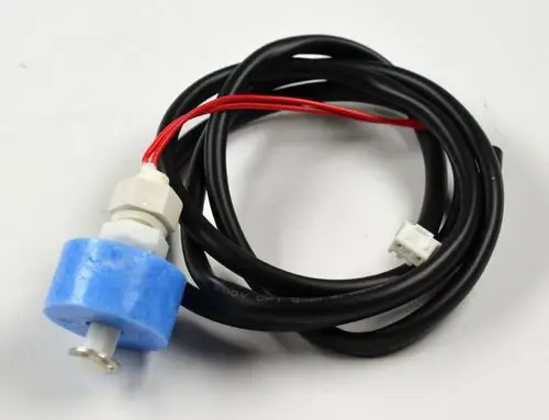Schwimmerschalter mit blauem Gehäuse und Kabeln in Rot und Schwarz, hergestellt von Remko. Geeignet für Kondensatmanagement.