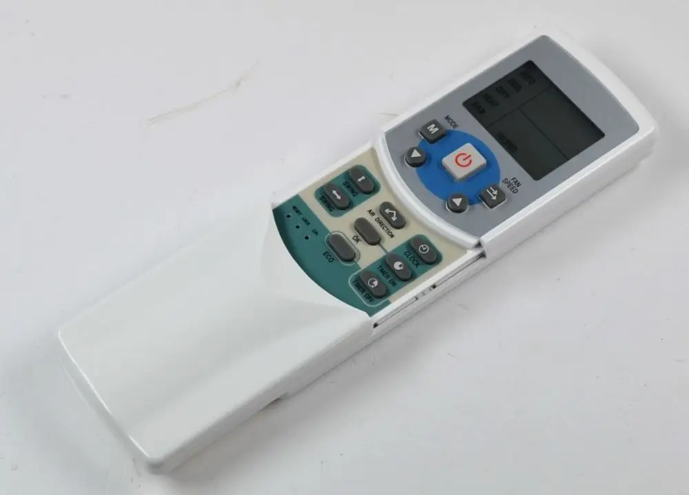 Remko IR-Fernbedienung mit Tasten für verschiedene Funktionen, einschließlich Betrieb und Timer, auf einem weißen Hintergrund. Display zeigt aktuelle Einstellungen.