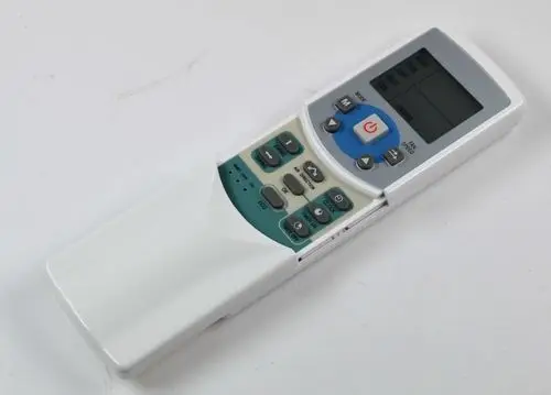 Remko IR-Fernbedienung mit Tasten für verschiedene Funktionen, einschließlich Betrieb und Timer, auf einem weißen Hintergrund. Display zeigt aktuelle Einstellungen.