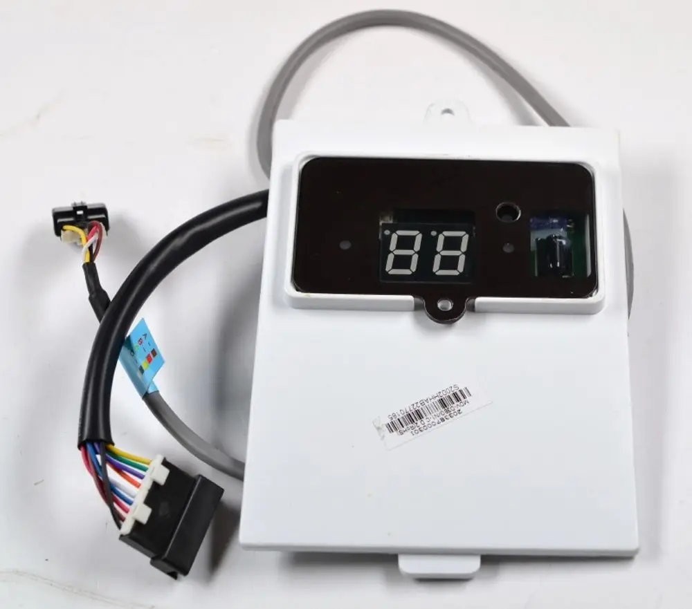Platine mit Display und Anschlusskabel, hergestellt von Remko, für die Anzeige von Informationen in einem elektrischen Gerät.