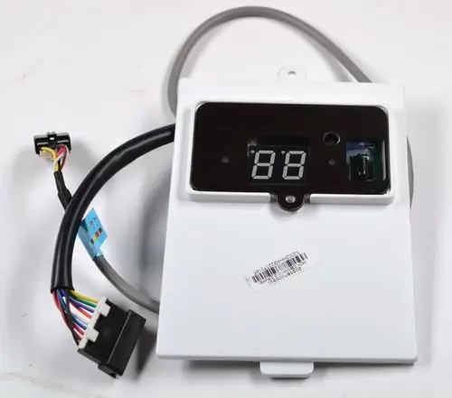 Platine mit Display und Anschlusskabel, hergestellt von Remko, für die Anzeige von Informationen in einem elektrischen Gerät.