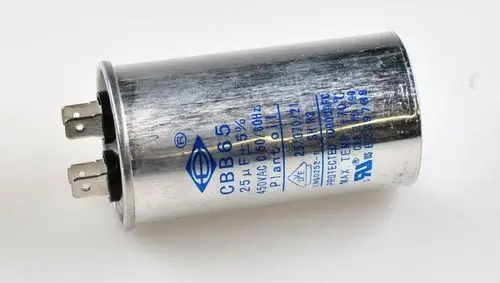 Kondensator mit metallischem Gehäuse und zwei Kontaktstiften, beschriftet mit technischen Informationen, produziert von der Marke Remko.