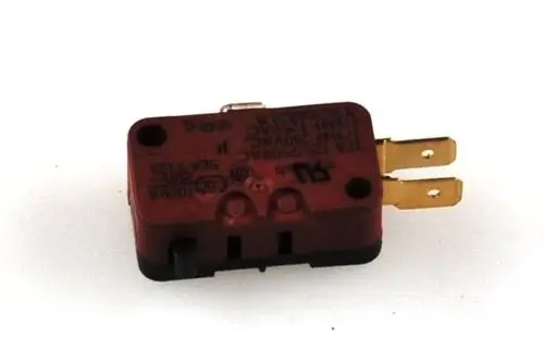 Mikroschalter von Remko mit zwei goldenen Kontakten, rotem Gehäuse und einer Anschlussbuchse. Ideal für Anwendungen in verschiedenen Geräten und Systemen.