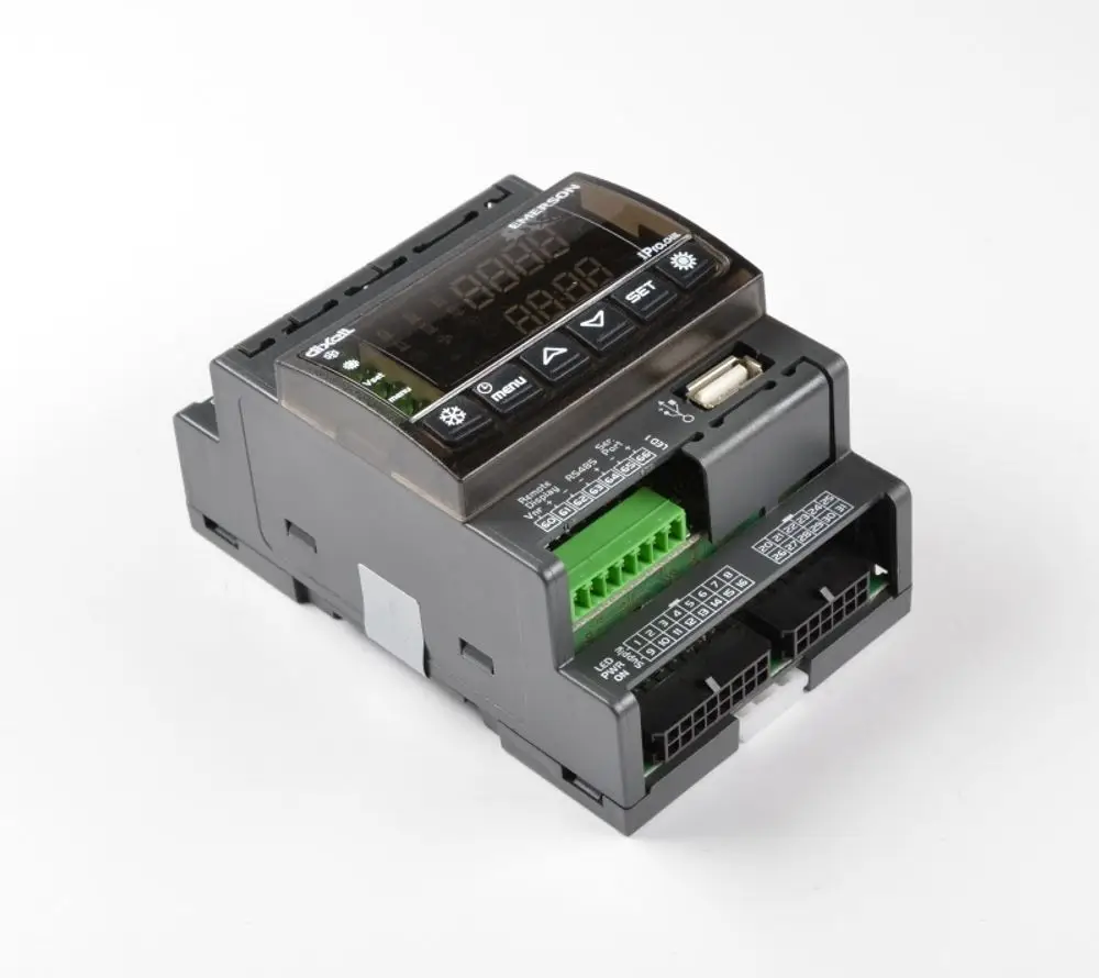 Remko-Regler mit digitalem Display und mehreren Anschlussbuchsen. Frontseite mit Bedienelementen zur Programmierung und Einstellungen. Kompakte Bauform.