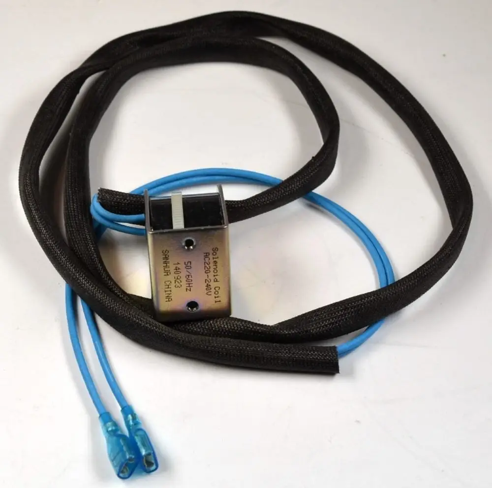 Magnetventil mit schwarzen und blauen Leitungen, beschriftet mit technischen Details, gefertigt von Remko. Klar erkennbar ist das Gehäuse und die Verbindungskabel.