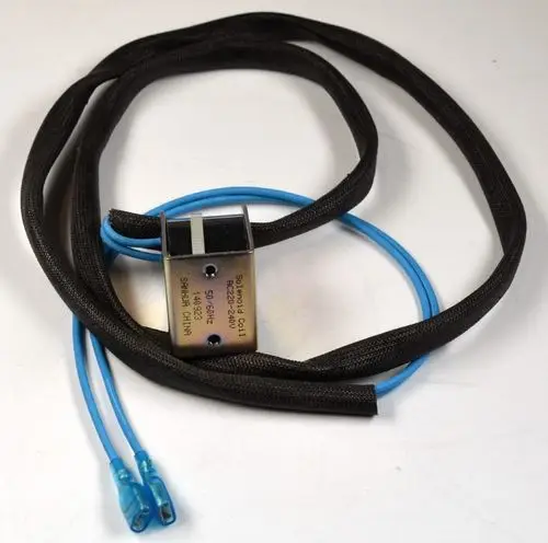 Magnetventil mit schwarzen und blauen Leitungen, beschriftet mit technischen Details, gefertigt von Remko. Klar erkennbar ist das Gehäuse und die Verbindungskabel.