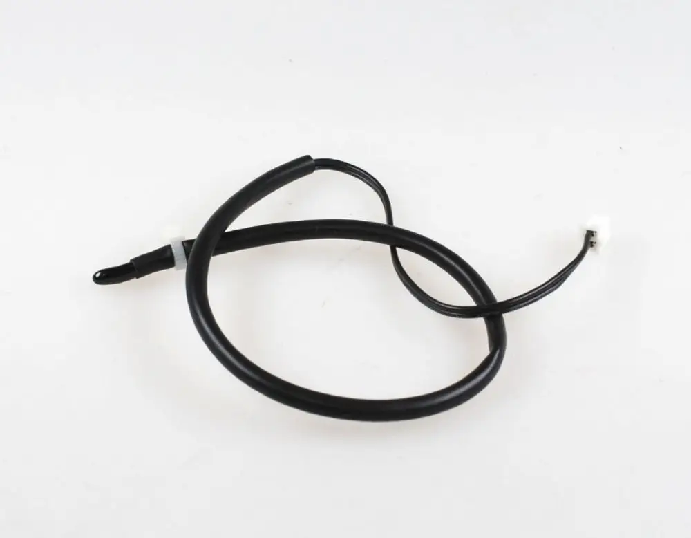 Schwarzes Kabel mit Sensor und zwei Anschlusssteckern, möglicherweise ein Bestandteil eines Ventilationssystems von Remko.