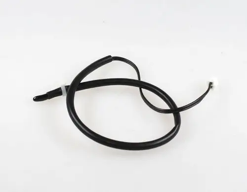 Schwarzes Kabel mit Sensor und zwei Anschlusssteckern, möglicherweise ein Bestandteil eines Ventilationssystems von Remko.