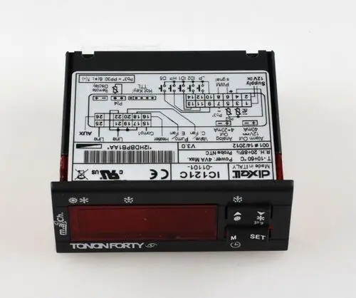 Regler von Remko mit digitalem Display und Bedienelementen. Auf der Rückseite sind Anschlussdiagramme und technische Spezifikationen aufgedruckt.