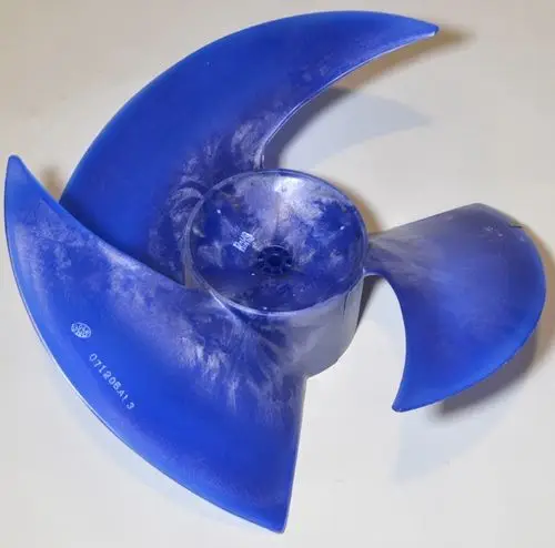 Blauer Ventilatorflügel mit geschwungener Form, produziert von Remko. Die Struktur zeigt deutliche Konturen und eine zentrale Befestigung.