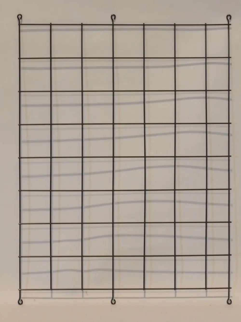 Schwarzes Gitternetz mit gleichmäßigen horizontalen und vertikalen Linien. Befestigungsösen oben und unten. Produkt von Remko zur Verwendung in technischen Anwendungen.