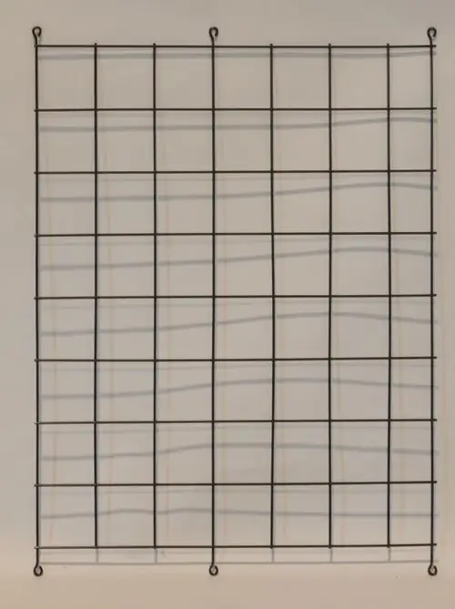 Schwarzes Gitternetz mit gleichmäßigen horizontalen und vertikalen Linien. Befestigungsösen oben und unten. Produkt von Remko zur Verwendung in technischen Anwendungen.