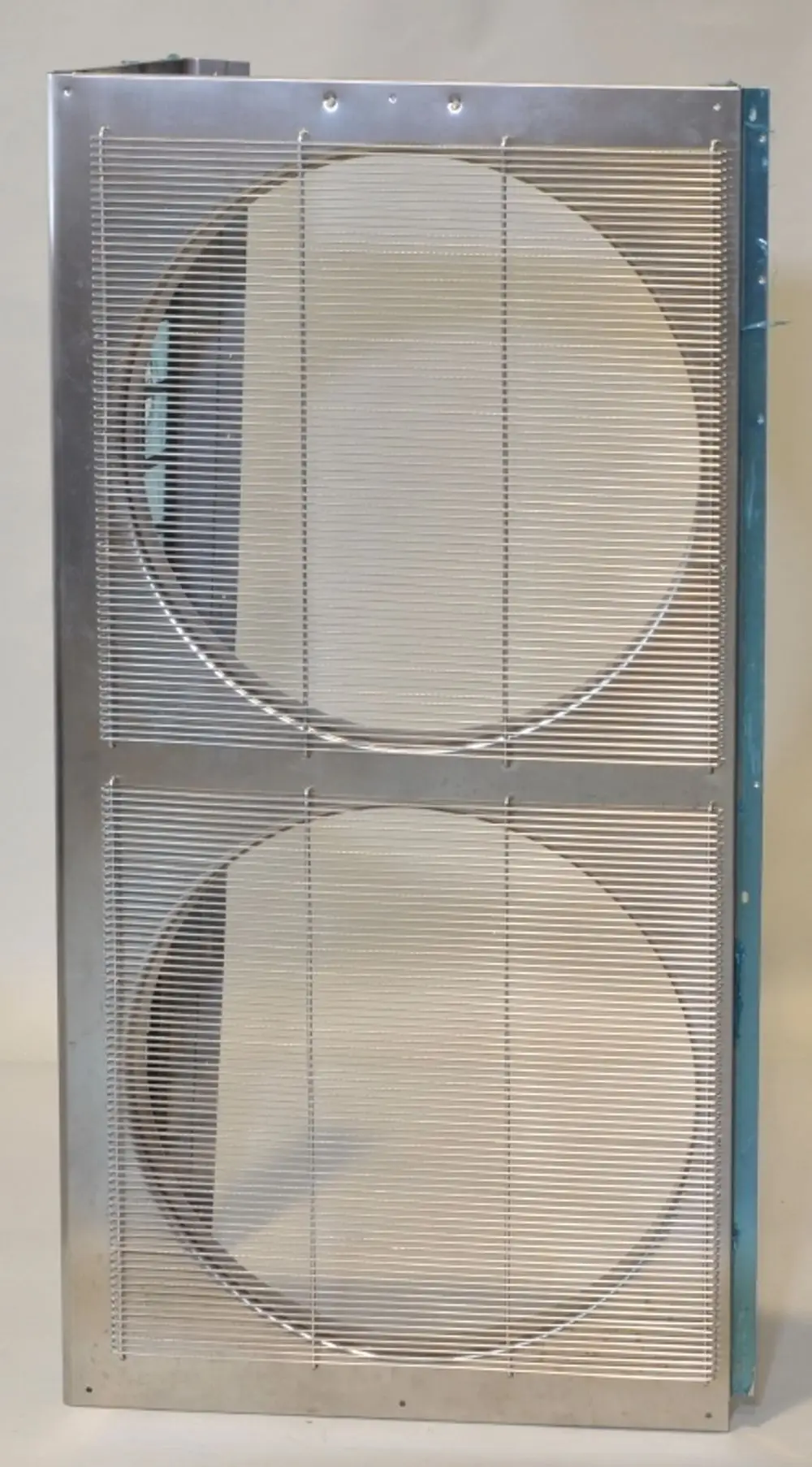 Ventilatorpaneel aus Edelstahl mit zwei großen Lüftungsgittern. Das Produkt stammt von der Marke Remko. Es ist für den Einsatz in Belüftungssystemen konzipiert.