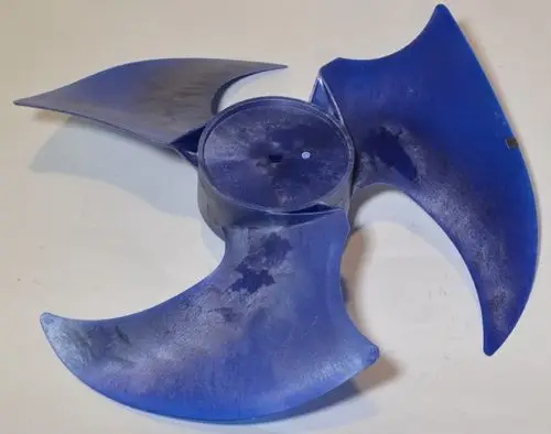Blauer Ventilator mit schlanken, asymmetrischen Blättern und zentrales Montageelement. Produkt von Remko, geeignet für verschiedene Klimaanwendungen.