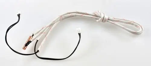 Kabel mit zwei Anschlüssen und einer Kupferverbindung, möglicherweise für einen Sensor von Remko, in geflochtenem Material.