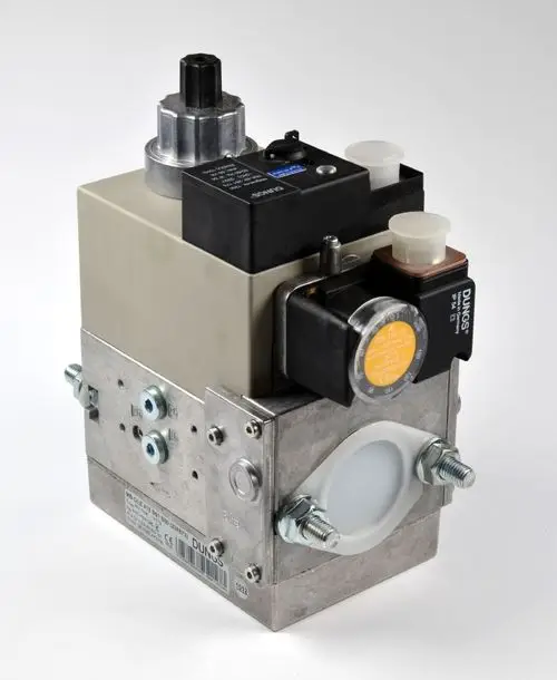 Gasventilblock von Remko, rechteckige Bauform mit mehreren Anschlüssen, elektrischen Komponenten und Drehknopf zur Regulierung. Metallisches Gehäuse mit Beschriftungen.