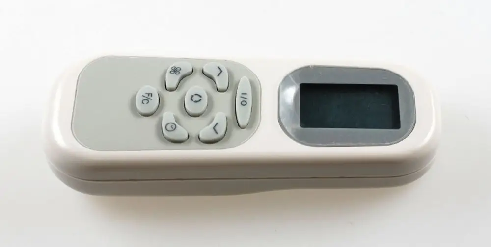 Remko-Fernbedienung mit Tasten für Funktionen und Display, platziert auf hellem Hintergrund.