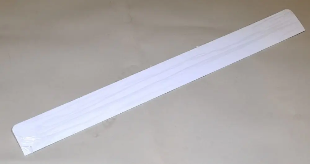 Weißes, flaches Produkt aus Kunststoff, möglicherweise eine Abdeckung oder Lamelle, liegt auf einem hellen Hintergrund. Marke Remko ist relevant, aber nicht im Bild erkennbar.