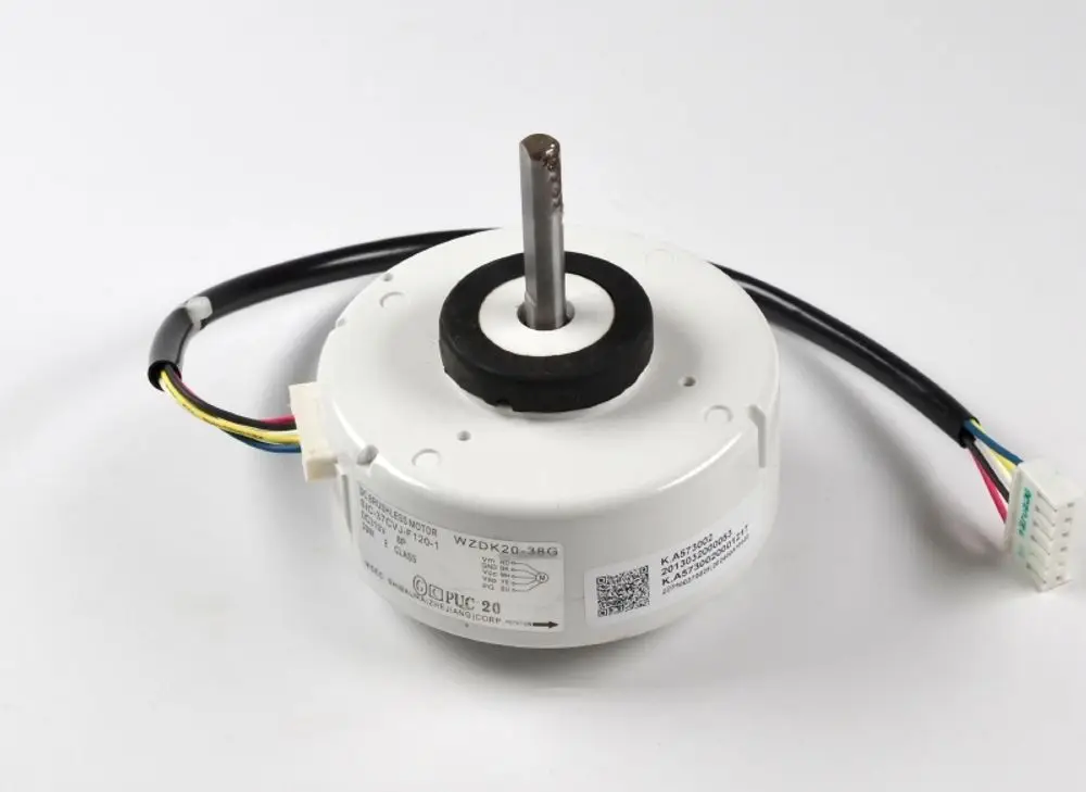 Remko Ventilatormotor mit zentralem Welle und mehreren Kabeln, zur Verwendung in Lüftungs- oder Klimaanlagen. Befestigungspunkte sind vorhanden.