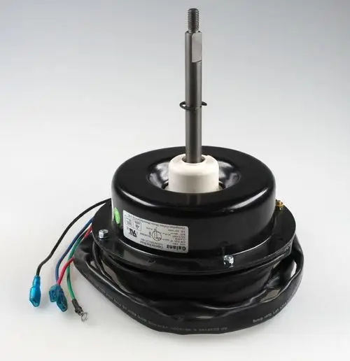 Verflüssigerventilator-Motor der Marke Remko, mit Schraubenzapfen in der Mitte, elektrische Anschlusskabel in verschiedenen Farben, schwarzer Gehäuseteil, auf hellem Hintergrund.