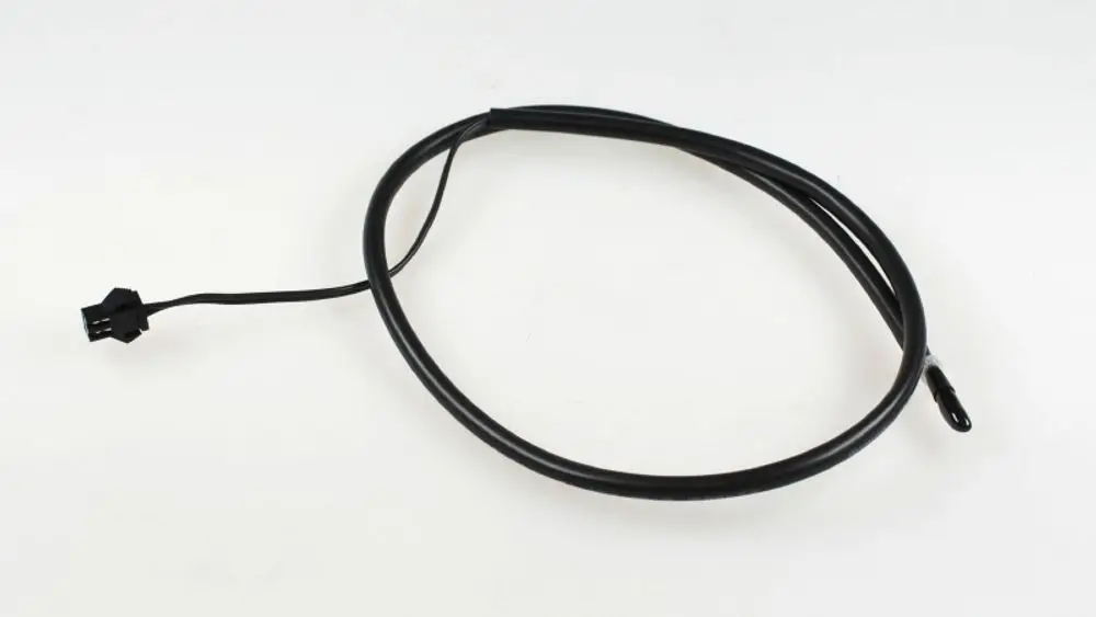 Kabel mit Stecker und Sensorendstück, möglicherweise für eine Remko Klimaanlage oder Heizsystem, auf einem weißen Hintergrund.