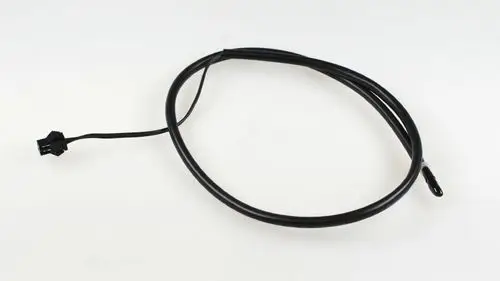 Kabel mit Stecker und Sensorendstück, möglicherweise für eine Remko Klimaanlage oder Heizsystem, auf einem weißen Hintergrund.