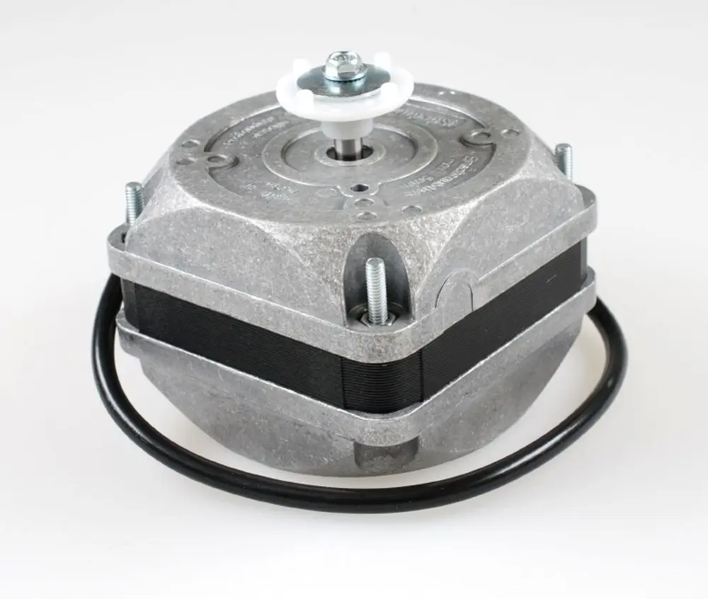 Remko Ventilatormotor in kompakter, runder Ausführung mit Metallgehäuse. Steckverbindungen und Montageschrauben sind sichtbar. Ideal zur Verwendung in Lüftungsanlagen.