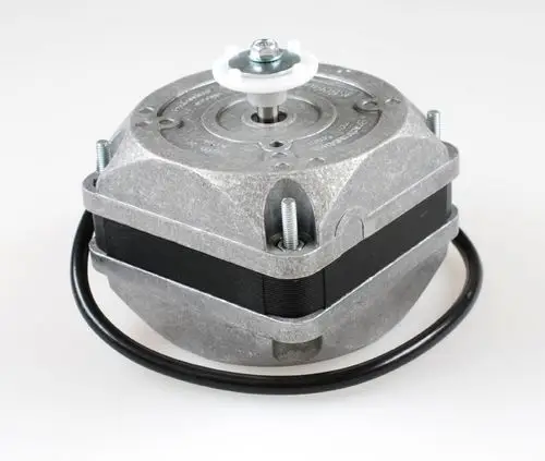 Remko Ventilatormotor in kompakter, runder Ausführung mit Metallgehäuse. Steckverbindungen und Montageschrauben sind sichtbar. Ideal zur Verwendung in Lüftungsanlagen.