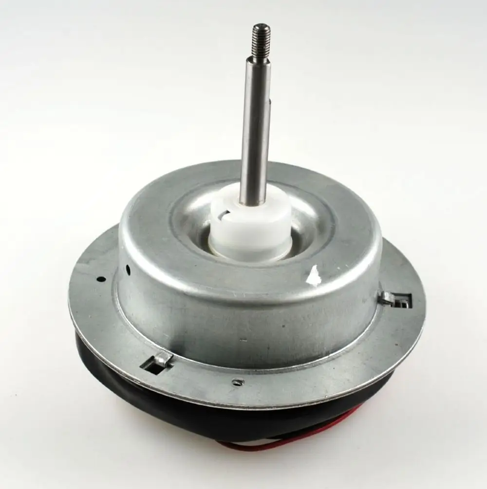 Ventilatormotor von Remko, Metallgehäuse mit zentralem Wellenstift, Anschlusskabel sichtbar, geeignet für verschiedene Anwendungen im Bereich Kälte- und Klimatechnik.