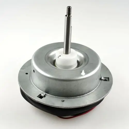 Ventilatormotor von Remko, Metallgehäuse mit zentralem Wellenstift, Anschlusskabel sichtbar, geeignet für verschiedene Anwendungen im Bereich Kälte- und Klimatechnik.