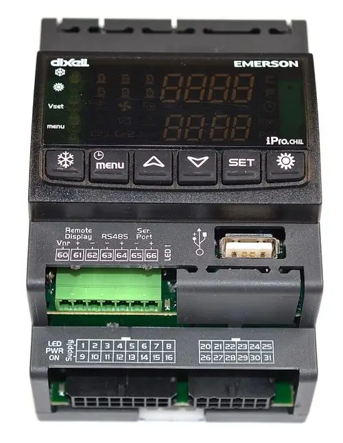 Regler von Remko mit digitaler Anzeige, Tasten zur Einstellungen und Anschlussmöglichkeiten, einschließlich RS485 und USB-Port.