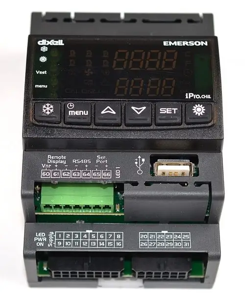 Regler von Remko mit einem digitalen Display und diversen Anschlüssen für die Steuerung. Das Gerät zeigt Temperaturwerte und Einstellungen an.