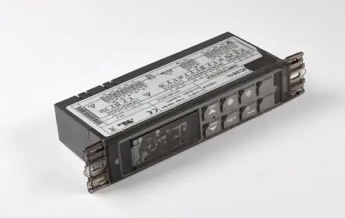 Regler von Remko mit mehreren Tasten für Temperatureinstellungen und ein LCD-Display. Die Oberseite zeigt technische Informationen und Bereiche zur Anpassung der Einstellungen.