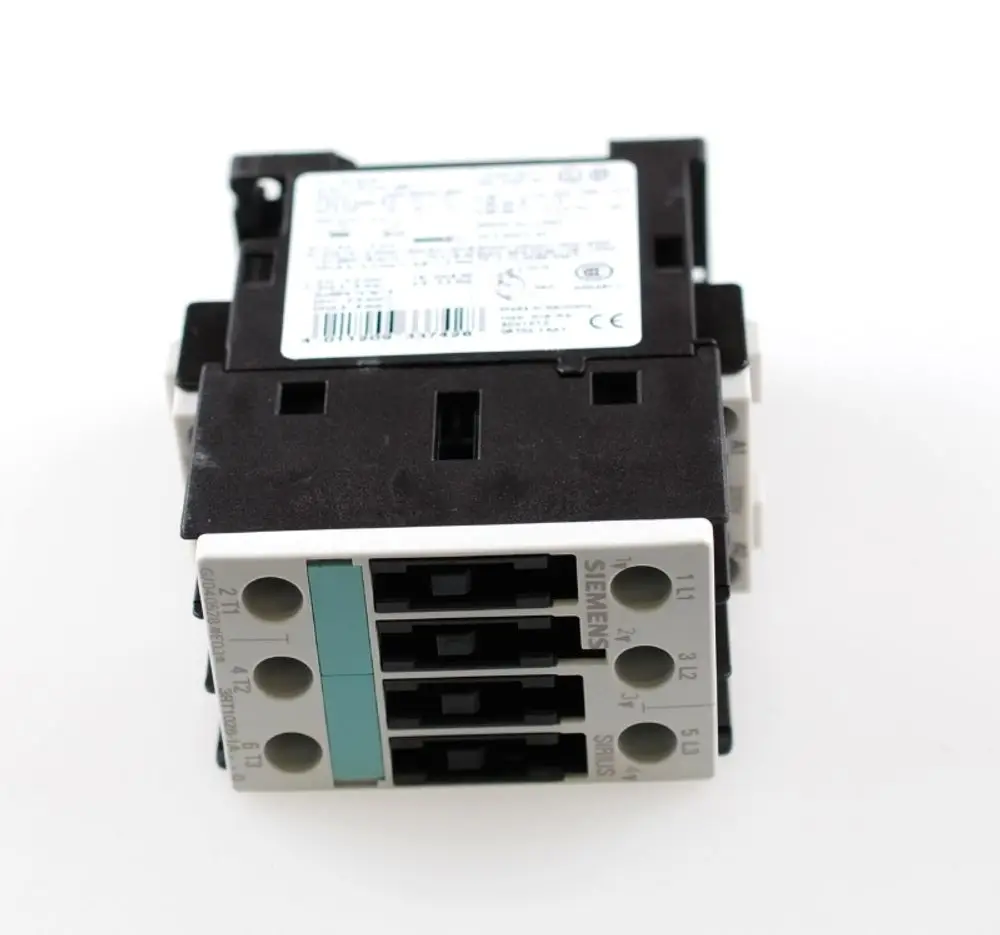 Kompressorschütz von Remko, mit mehreren Anschlüssen für die elektrische Verdrahtung. Die Oberseite zeigt technische Informationen und Markierungsfelder.