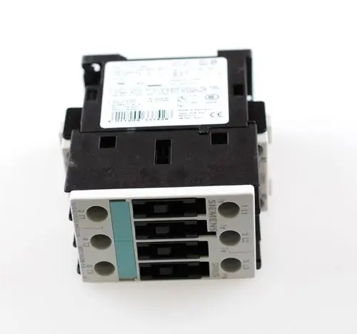 Kompressorschütz von Remko, mit mehreren Anschlüssen für die elektrische Verdrahtung. Die Oberseite zeigt technische Informationen und Markierungsfelder.