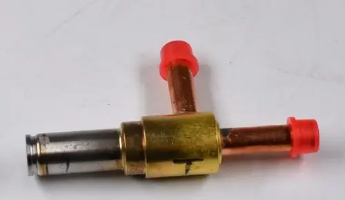 Magnetventil in Metall mit zwei Kupferrohren und roten Kunststoffschläuchen, hergestellt von Remko. Gerät dient zur Regelung des Heißgasbypass.