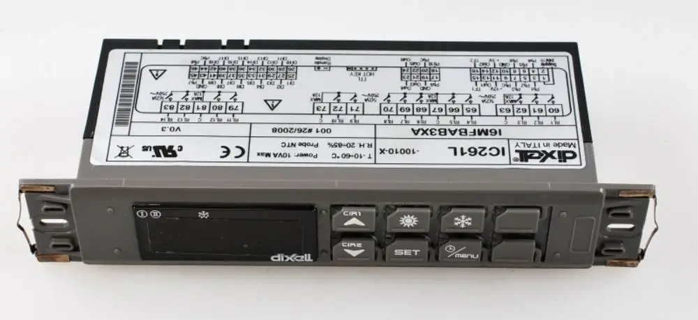 Regelungseinheit mit digitalem Display und Tasten, hergestellt von Remko, ausgestattet mit Anschlussklemmen und technischen Symbolen auf der Rückseite.