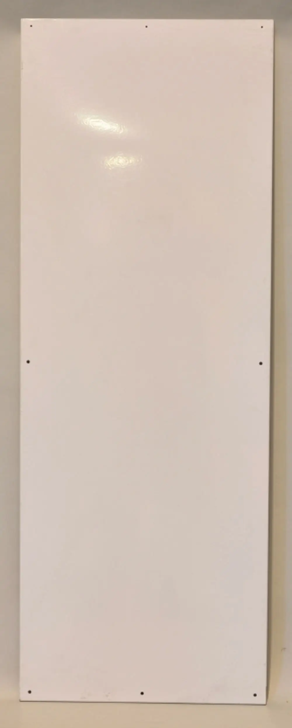 Weißes Bedienpaneel von Remko, ohne erkennbare Beschriftung oder spezifische Details, montiert an einer hellen Wand.