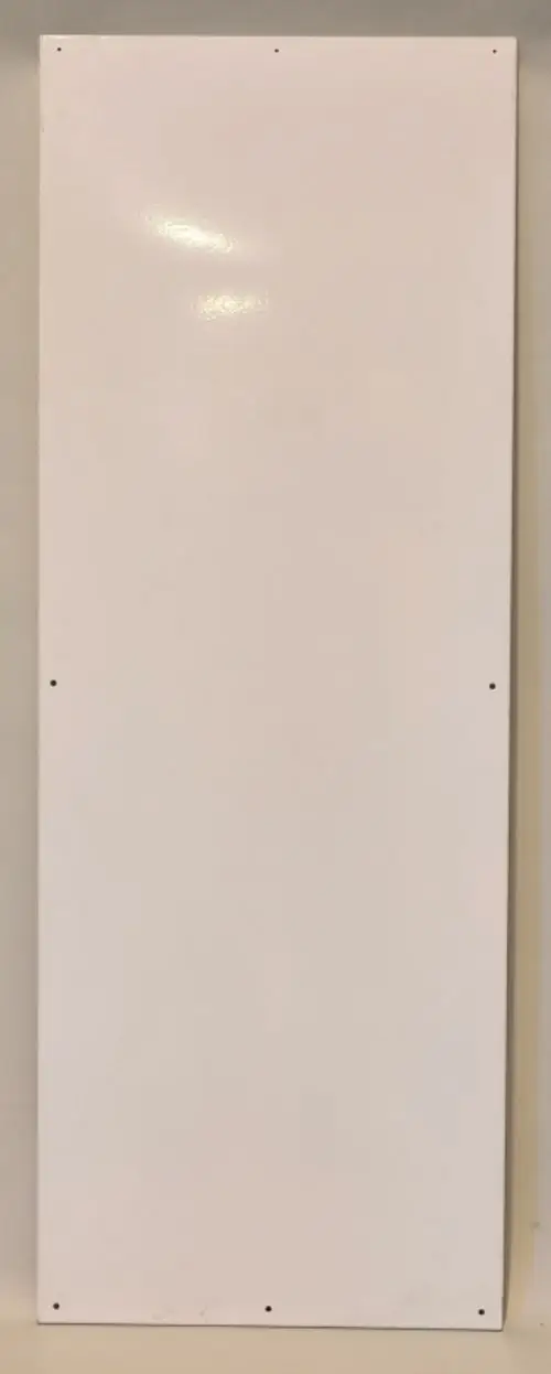 Weißes Bedienpaneel von Remko, ohne erkennbare Beschriftung oder spezifische Details, montiert an einer hellen Wand.
