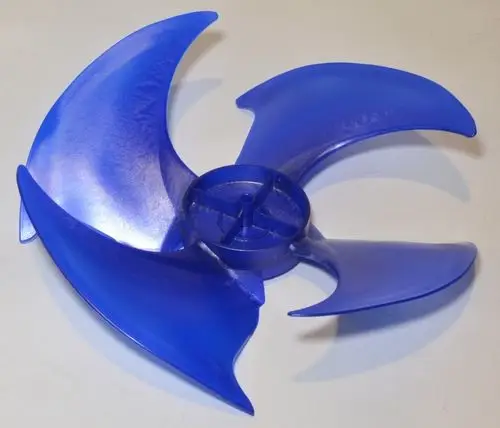 Remko-Ventilator mit vier blauen Flügeln, zentralem Montagepunkt, geeignet zur Kühlung oder Luftzirkulation in verschiedenen Anwendungen.