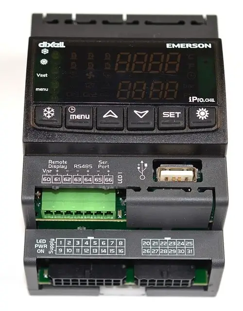 Regler von Remko mit mehreren Anzeige-LEDs, Bedienfeld mit Tasten zur Einstellung, Schnittstellen wie RS485 und USB, geeignet für die Regelung von Kühlsystemen.