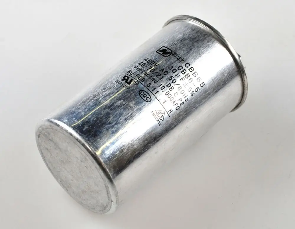 Aluminiumkondensator mit gestanzten Informationen, verwendet in kompressorbetriebenen Geräten, vorhanden in einer Remko-Anlage.