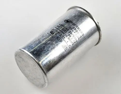 Aluminiumkondensator mit gestanzten Informationen, verwendet in kompressorbetriebenen Geräten, vorhanden in einer Remko-Anlage.