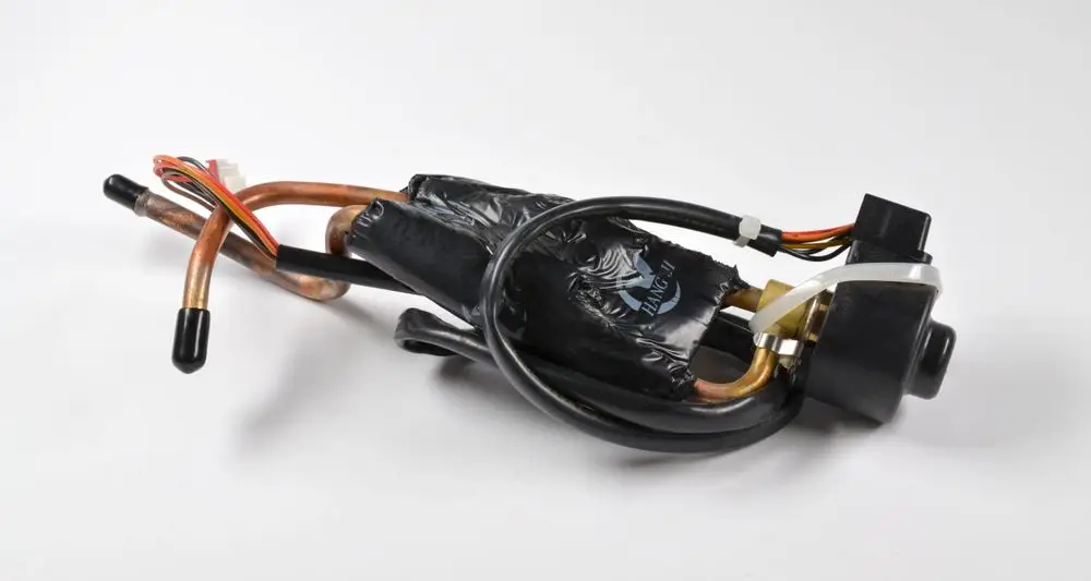 Elektronisches Expansionsventil von Remko mit mehreren Rohren und Kabeln, verpackt in schwarzem Kunststoff, für den Einsatz in Kälte- und Klimaanlagen.
