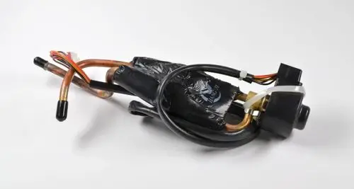 Elektronisches Expansionsventil von Remko mit mehreren Rohren und Kabeln, verpackt in schwarzem Kunststoff, für den Einsatz in Kälte- und Klimaanlagen.