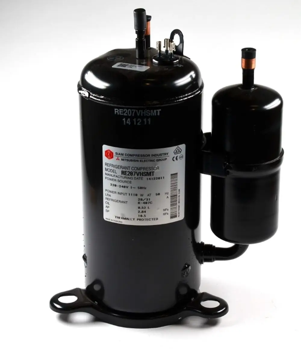 Schwarzer Kompressor von Remko mit einem Etikett, das technische Daten wie Modellnummer und Energieanforderungen enthält. Zwei Anschlüsse sind sichtbar.