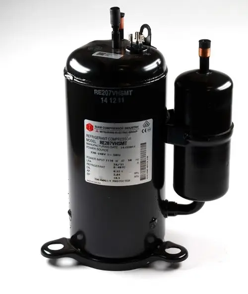 Schwarzer Kompressor von Remko mit einem Etikett, das technische Daten wie Modellnummer und Energieanforderungen enthält. Zwei Anschlüsse sind sichtbar.
