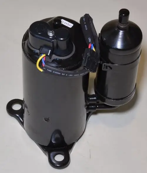 Remko Kompressor mit schwarzem Gehäuse und elektrischen Anschlüssen, geeignet für spezifische Modelle. Sichtbare Befestigungslöcher zur Montage.