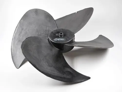 Schwarzer Ventilatorflügel von Remko, mit vier Blättern und zentraler Befestigung, für den Einsatz in Verflüssigern.