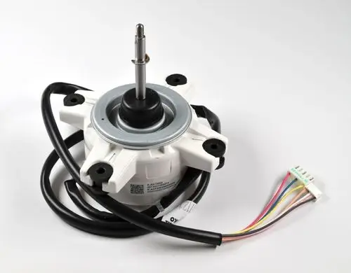 Ventilatormotor von Remko mit einem schmalen Metallstift in der Mitte und mehreren elektrischen Anschlussdrähten. Weißes Gehäuse mit schwarzen Kabeln.